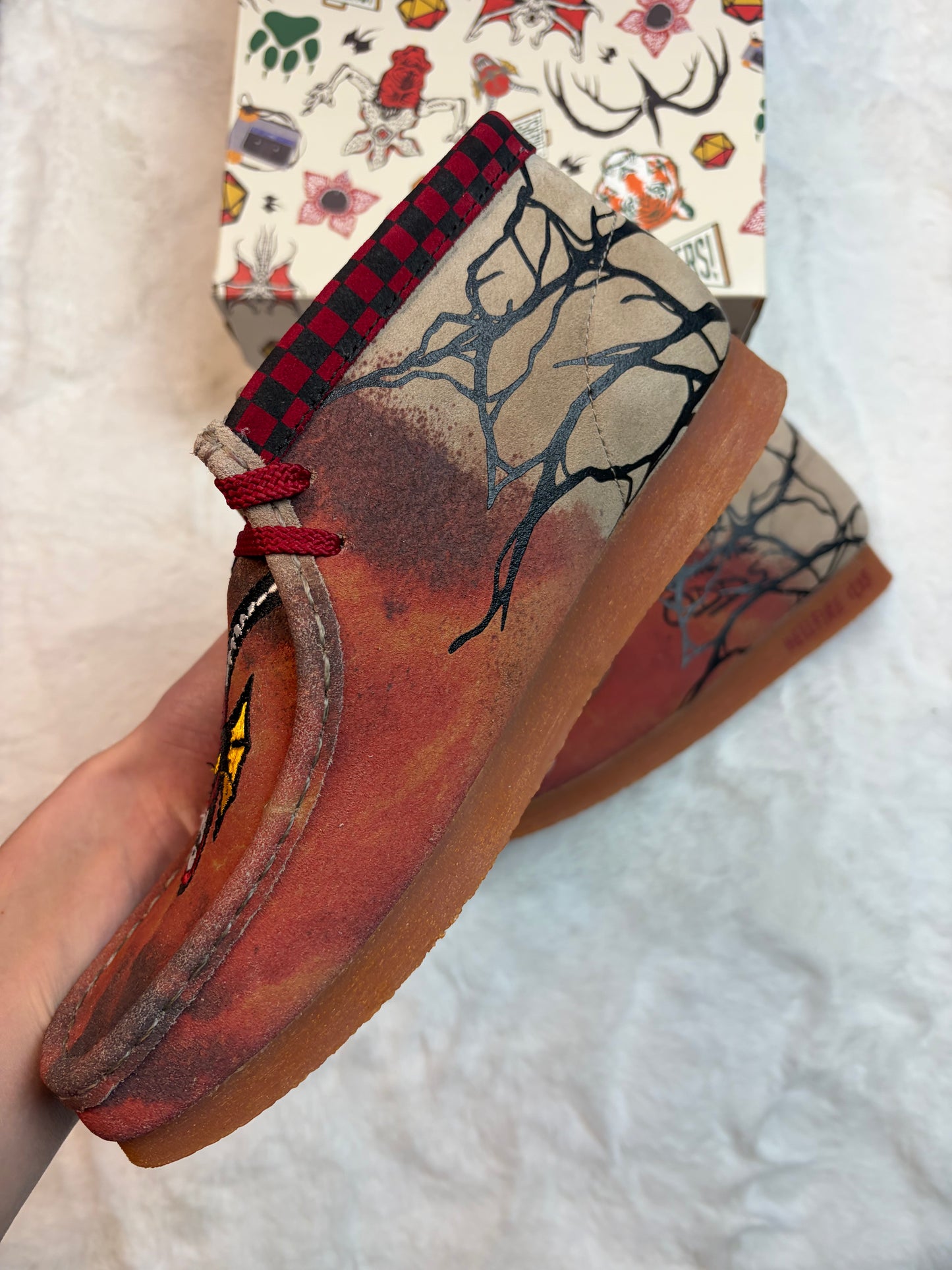 Clarks Boots en Nubuck Wallabee x Stranger Things